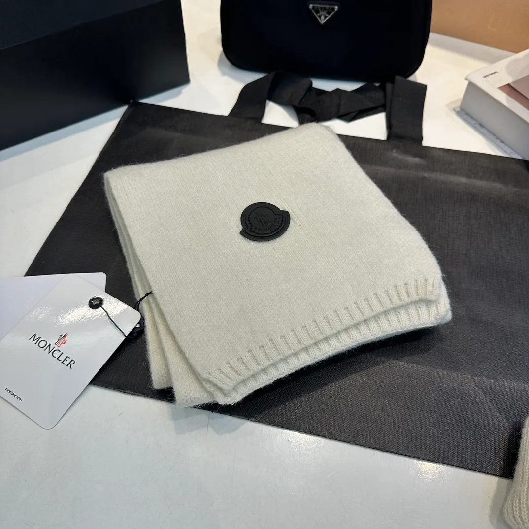 P110 Moncler wool knitted three-piece set, gloves + hat + scarf set ❄️ Wool knitted, super cute with cashmere scarf, a must-have for autumn and winter