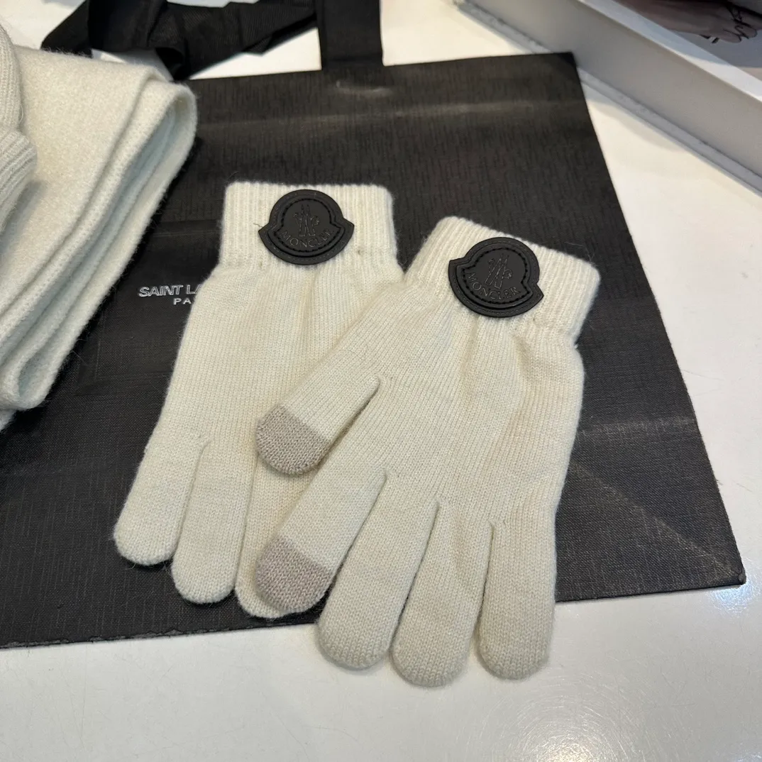 P110 Moncler wool knitted three-piece set, gloves + hat + scarf set ❄️ Wool knitted, super cute with cashmere scarf, a must-have for autumn and winter