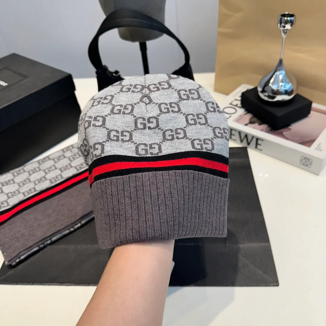 P140 GUCCI classic suit hat! Hat ➕Scarf! Cashmere and Rabbit Velvet Quality! It's warm and super comfortable~A great tool for young ladies to reduce their age in winter~This winter, all you need is a set of hats~It's warm and fashionable! Unisex model! Can be made as a couple model! Complete range of anti-counterfeiting labels and elevators! Many styles, welcome to choose!!