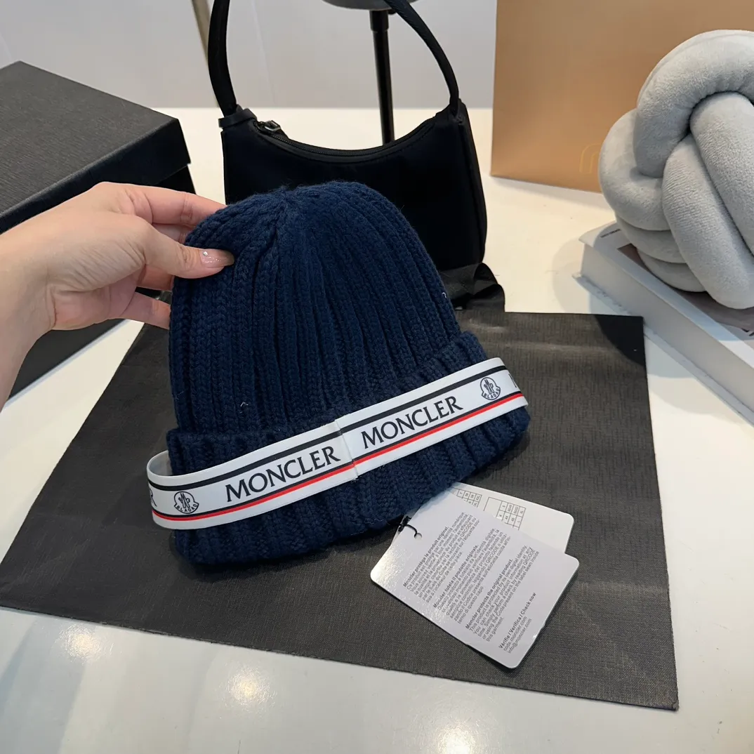 P70 Moncler Mouth Mouth, the latest model from the official website 🆕 Thick knitted beanie for autumn and winter. The knitted hat is a must-have for winter wear®️. It not only has the function of preventing cold, but also serves as a match to enhance the winter atmosphere. At the same time, thick knitted beanie is also very friendly to friends with big heads!