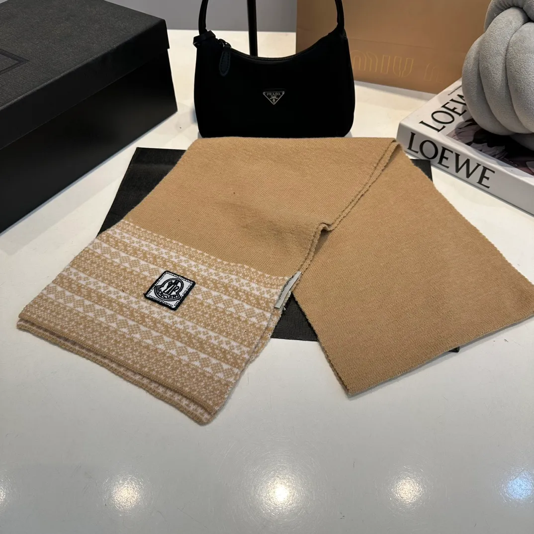 P170 Moncler Moncler 💥 Mouth three-piece set, gloves, hat, scarf, original replica. Very soft and skin-friendly, very elastic 💓 Textured and very versatile style ~ Warm, one-size-fits-all and elastic ~ Unisex, can be worn by any head size. Super quality, highly recommended