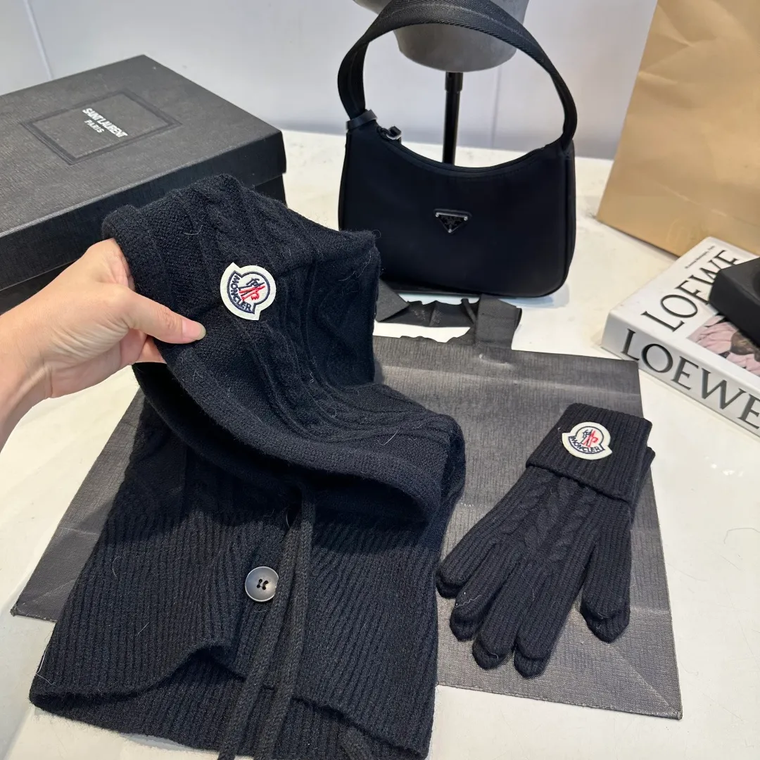 p140 Moncler Mouth Cover Set Hat + Gloves Autumn and Winter Knitted Beanie Hat This must be my favorite of minimalism. It is clean, neat, fashionable and versatile, and will definitely not be picky about your face shape! A fashionable classic that lasts forever!