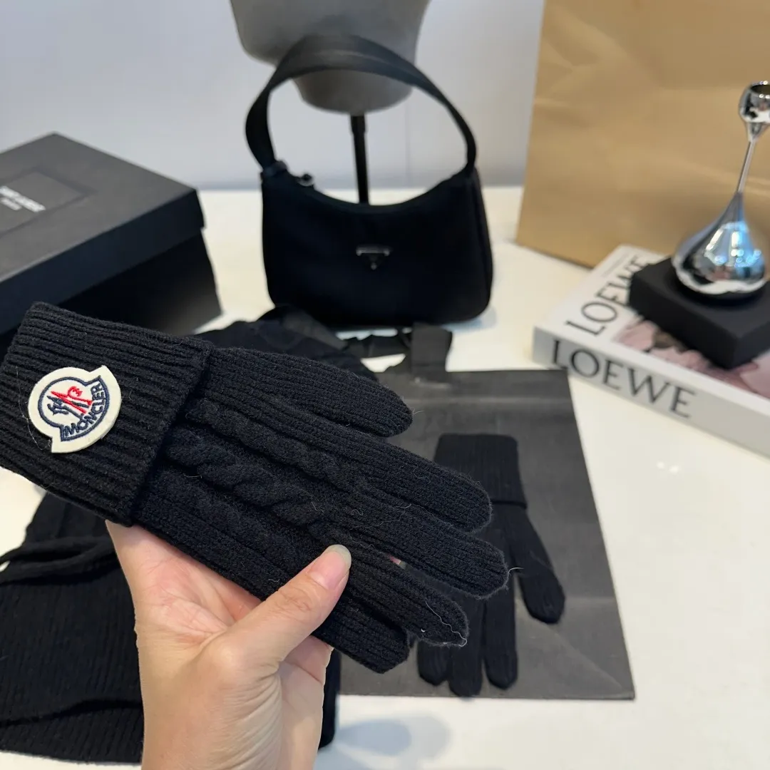 p140 Moncler Mouth Cover Set Hat + Gloves Autumn and Winter Knitted Beanie Hat This must be my favorite of minimalism. It is clean, neat, fashionable and versatile, and will definitely not be picky about your face shape! A fashionable classic that lasts forever!