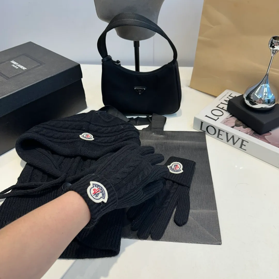 p140 Moncler Mouth Cover Set Hat + Gloves Autumn and Winter Knitted Beanie Hat This must be my favorite of minimalism. It is clean, neat, fashionable and versatile, and will definitely not be picky about your face shape! A fashionable classic that lasts forever!