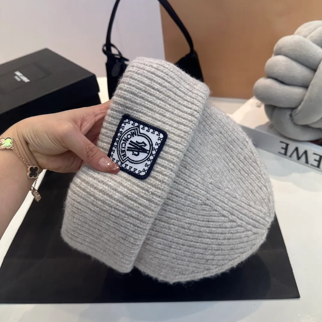 P70 Moncler muffled wool knitted thick edge beanie. It feels extremely soft and waxy. Highly elastic rabbit wool does not deform.