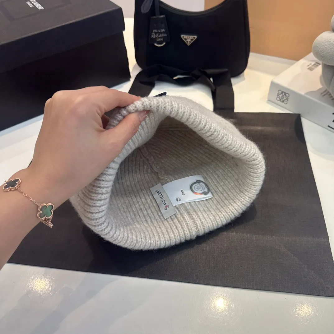 P70 Moncler muffled wool knitted thick edge beanie. It feels extremely soft and waxy. Highly elastic rabbit wool does not deform.