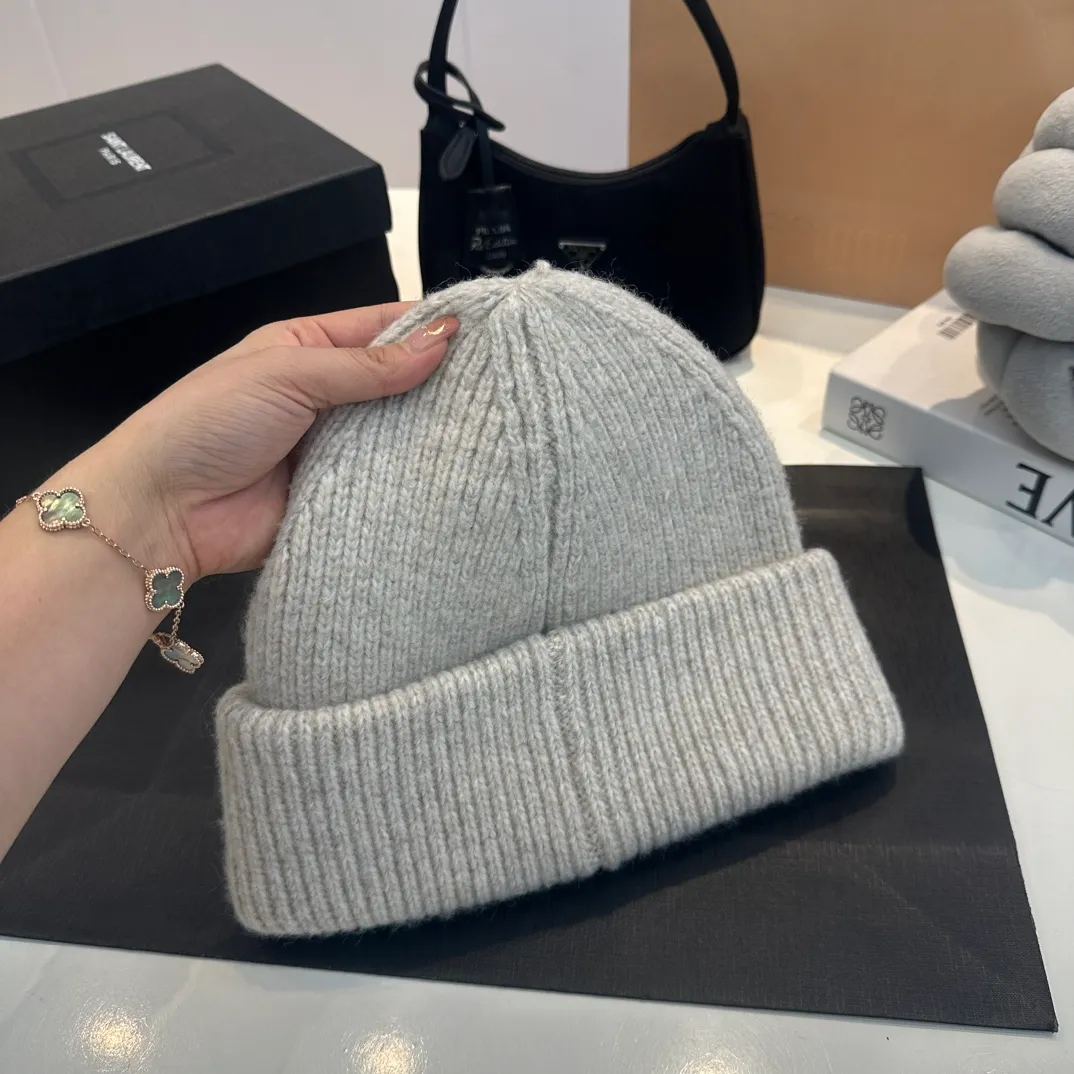 P70 Moncler muffled wool knitted thick edge beanie. It feels extremely soft and waxy. Highly elastic rabbit wool does not deform.