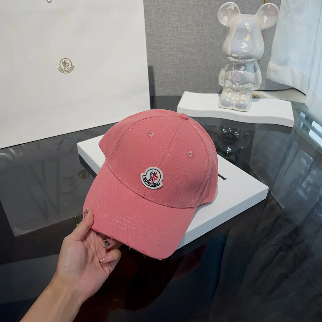 P60 moncler masked* American retro embroidered baseball cap. High version counter model with fine letters~ The hat itself is very stylish. It goes well with crazy calls and stir-fried chicken. It adds a sense of atmosphere!