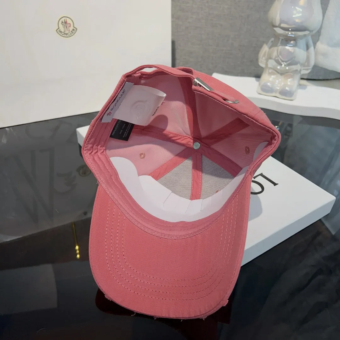 P60 moncler masked* American retro embroidered baseball cap. High version counter model with fine letters~ The hat itself is very stylish. It goes well with crazy calls and stir-fried chicken. It adds a sense of atmosphere!