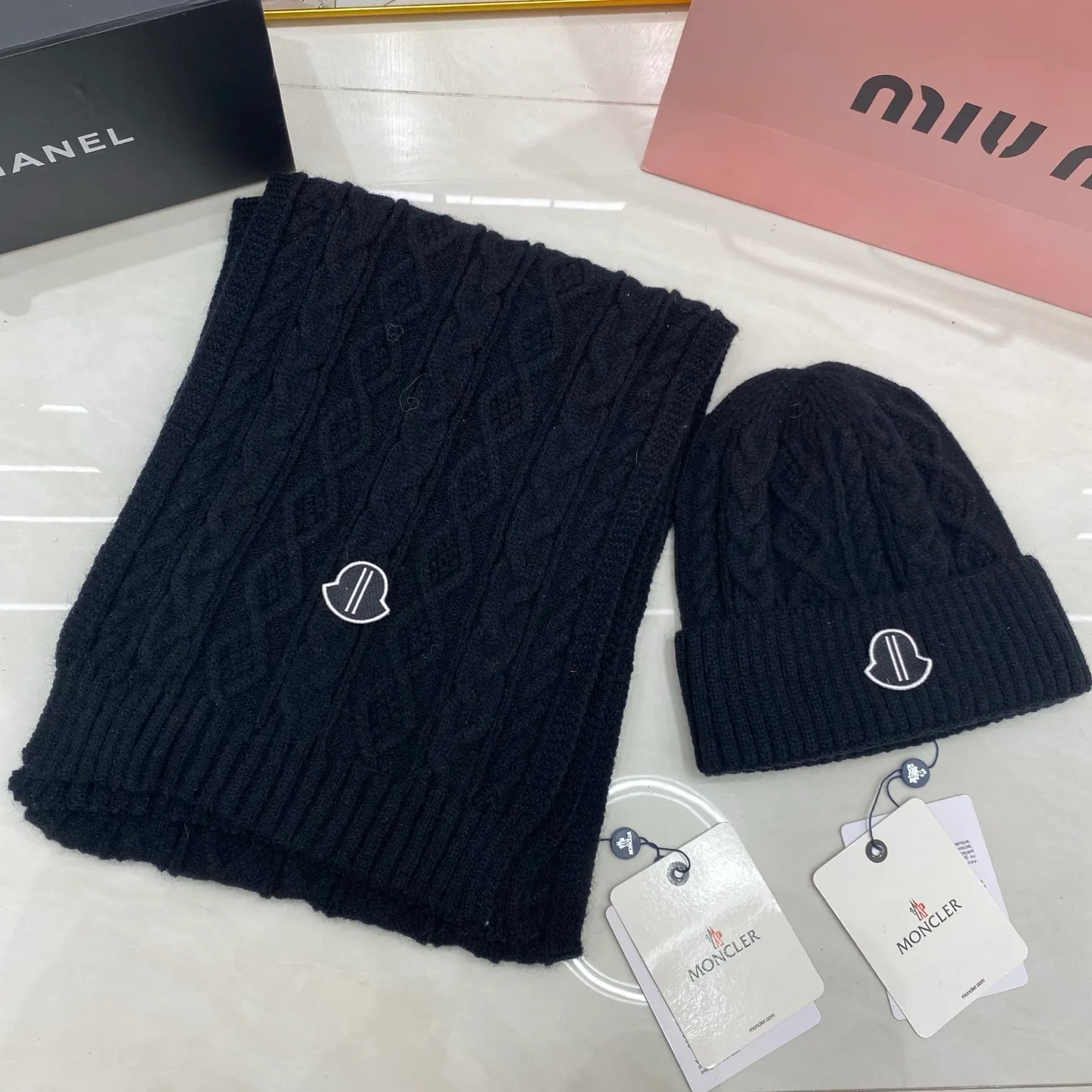 Moncler cashmere suit: scarf 🧣/cashmere knitted hat