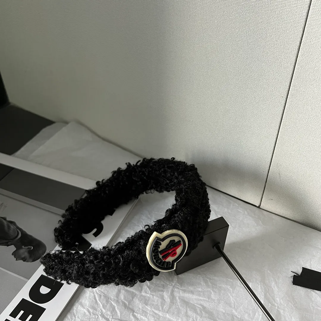 🉐80 single headband. Moncler is killing me - this headband is like the ceiling ~ Pure and lustful ~ It’s so fluffy 🉑️ I love it and the feel is amazing. It’s waxy and looks like a fairy!