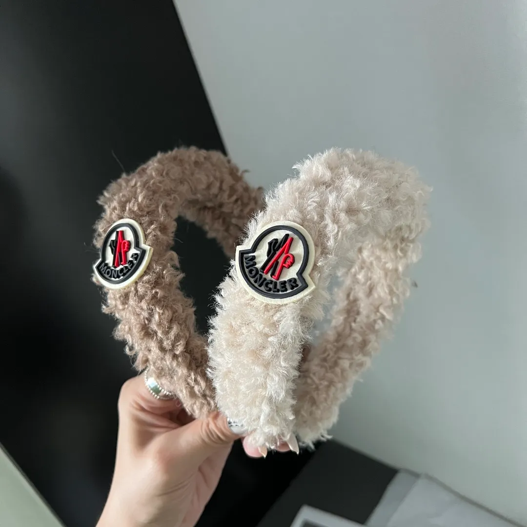 🉐80 single headband. Moncler is killing me - this headband is like the ceiling ~ Pure and lustful ~ It’s so fluffy 🉑️ I love it and the feel is amazing. It’s waxy and looks like a fairy!