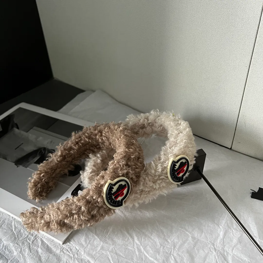🉐80 single headband. Moncler is killing me - this headband is like the ceiling ~ Pure and lustful ~ It’s so fluffy 🉑️ I love it and the feel is amazing. It’s waxy and looks like a fairy!