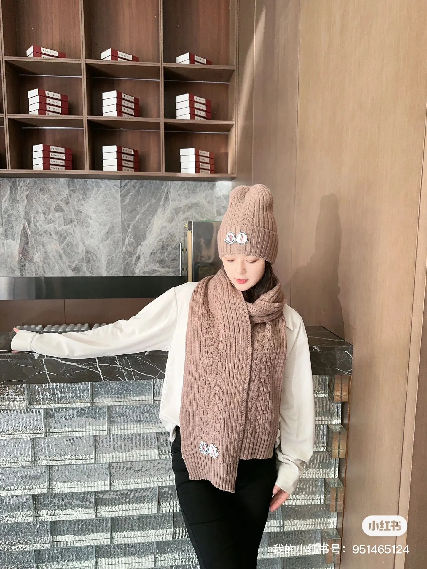 P170 MONCLER classic suit hat! Hat ➕Scarf! Cashmere and Rabbit Velvet Quality! It's warm and super comfortable~A great tool for young ladies to reduce their age in winter~This winter, all you need is a set of hats~It's warm and fashionable! Unisex model! Can be made as a couple model! Complete range of anti-counterfeiting labels and elevators! Many styles, welcome to choose!!