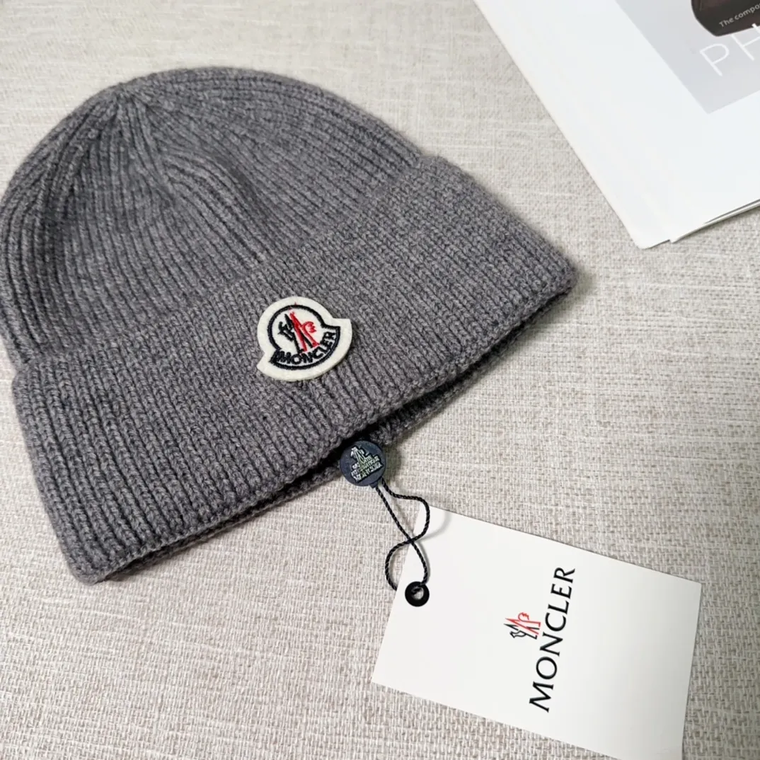 💰40 Moncler Moncler 💥Official website classic knitted hat, replica of the original. Very soft and skin-friendly, very elastic 💓 Textured and very versatile style ~ Warm cashmere woolen hat, one size fits all and elastic ~ Unisex, can be worn by any head size. Super quality, highly recommended