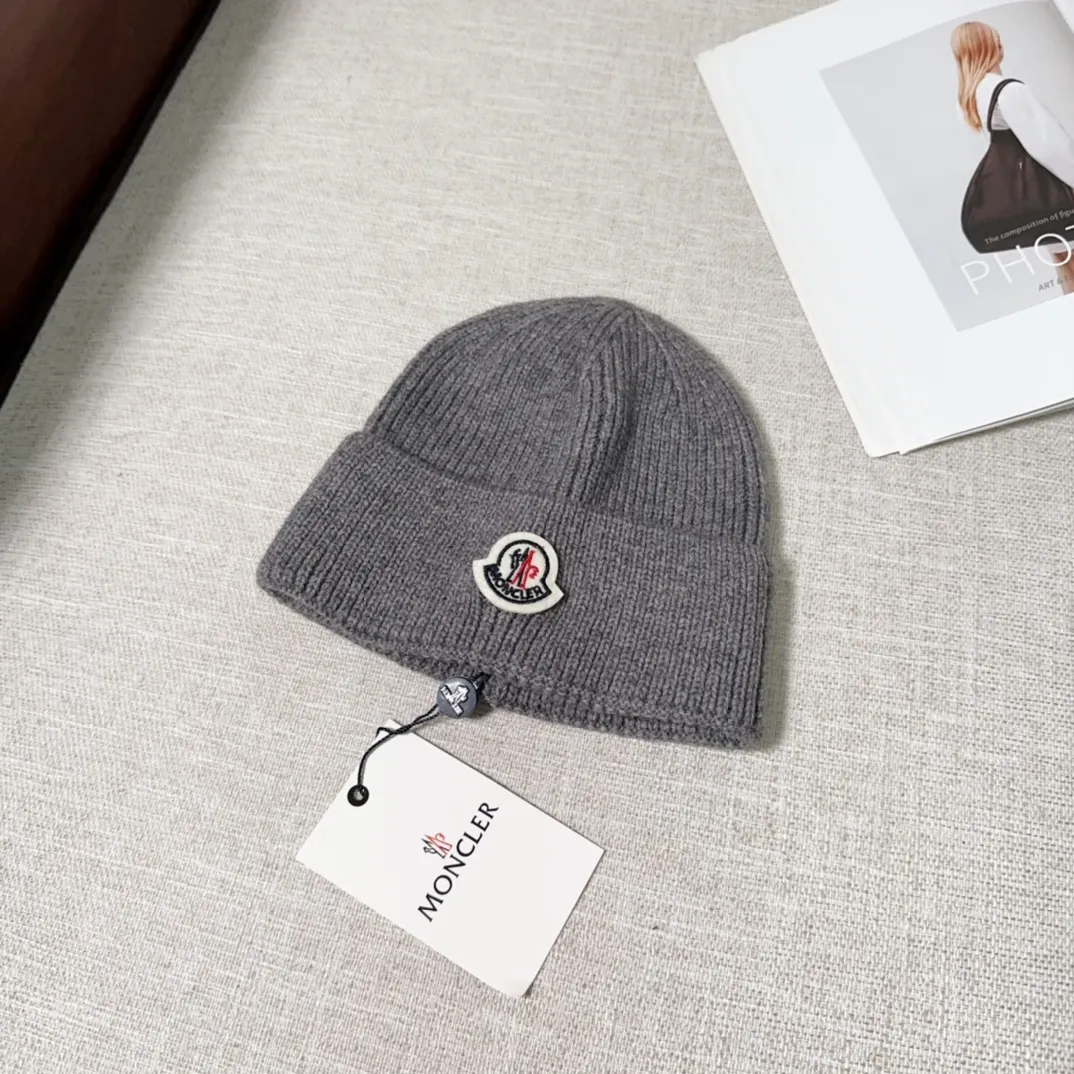 💰40 Moncler Moncler 💥Official website classic knitted hat, replica of the original. Very soft and skin-friendly, very elastic 💓 Textured and very versatile style ~ Warm cashmere woolen hat, one size fits all and elastic ~ Unisex, can be worn by any head size. Super quality, highly recommended