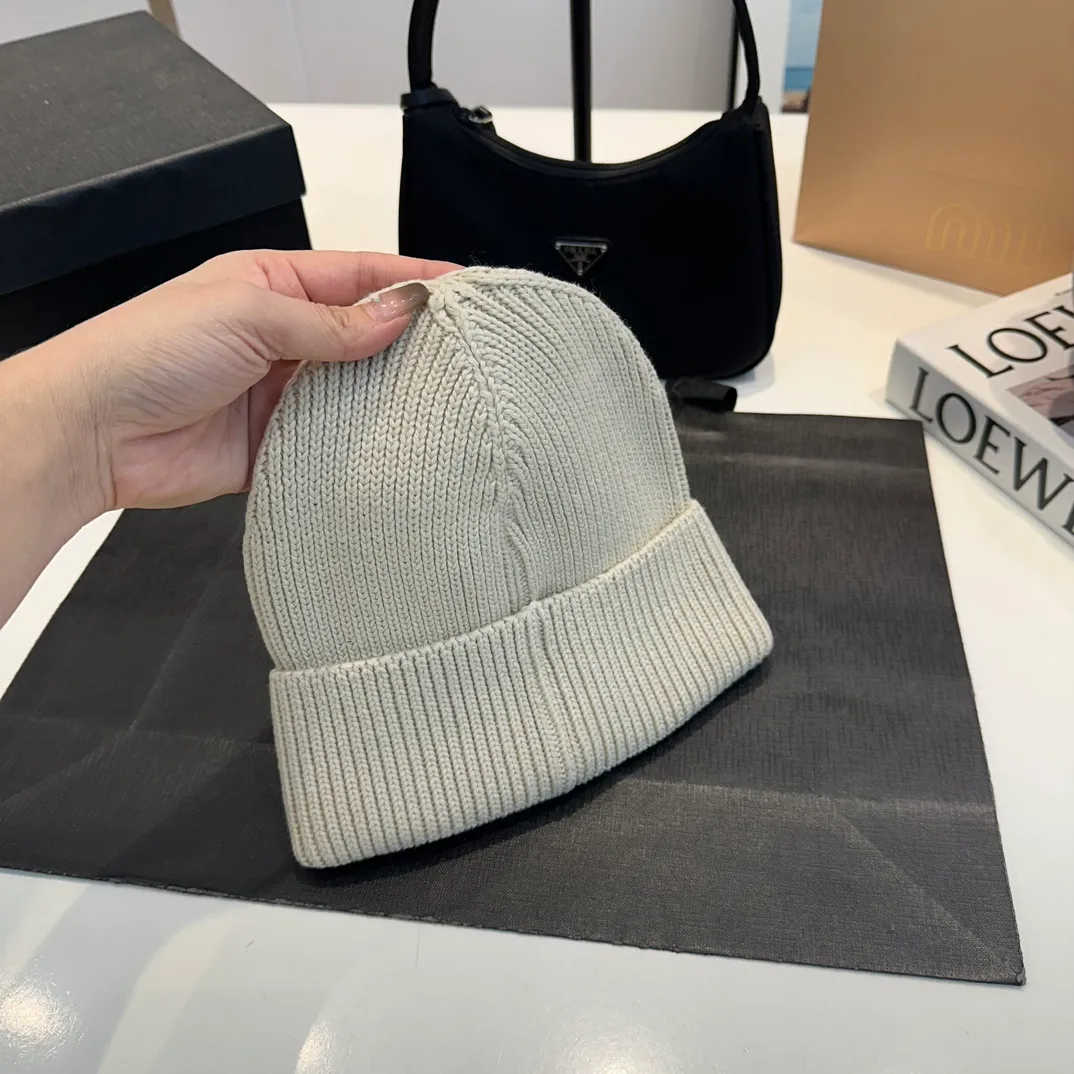 P56 GUCCI Autumn and Winter This series of soft accessories has elegant colors and cleverly incorporates collection elements. Crafted in camel, this hat is crafted from ribbed-knit wool and cashmere-blend. The oval Double G leather patch adds a subtle logo connotation to the entire design. Genuinely textured knit wool and cashmere blend Gold-tone hardware Oval Double G leather patch