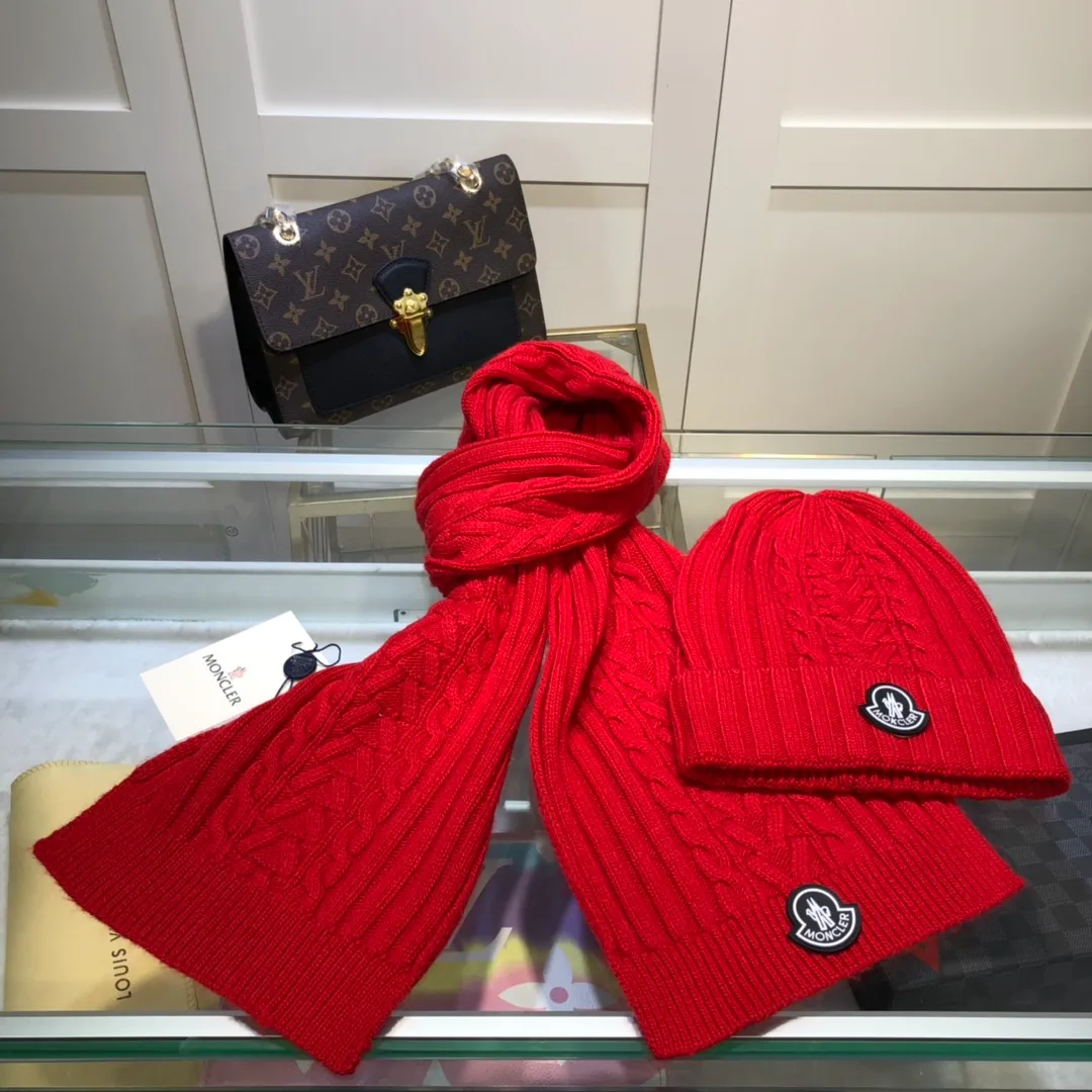 P230 [Wool suit hat] MONCLER classic suit hat! Hat ➕Scarf! It's warm and super comfortable~A great tool for young ladies to reduce their age in winter~This winter, all you need is a set of hats~It's warm and fashionable! Unisex model! Can be made as a couple model! Complete range of anti-counterfeiting labels and elevators! Many styles, welcome to choose!!