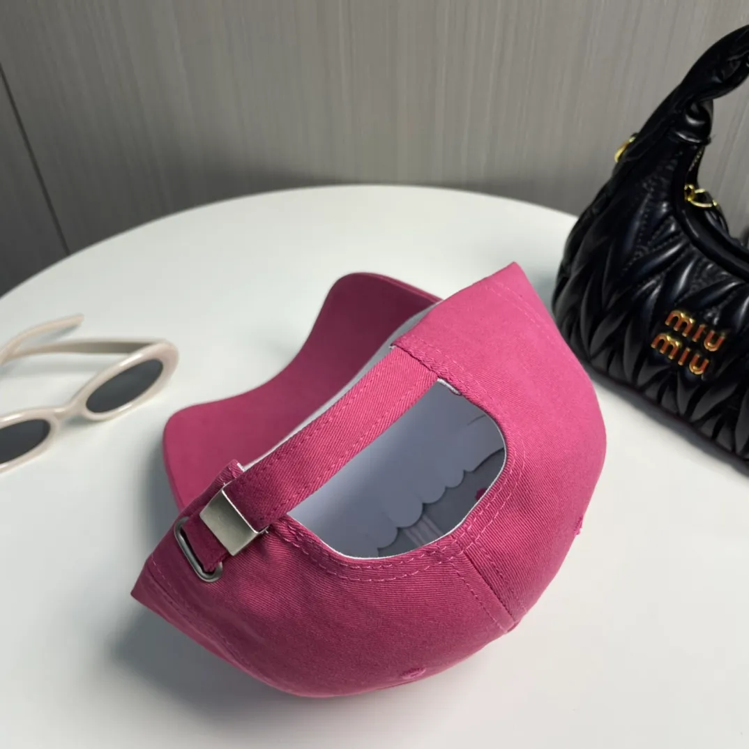 P56 MONCLER new baseball cap, a fashionable street item with a great style, a favorite among Internet celebrities and fashion bloggers! High quality, comfortable and breathable, concave shape looks good