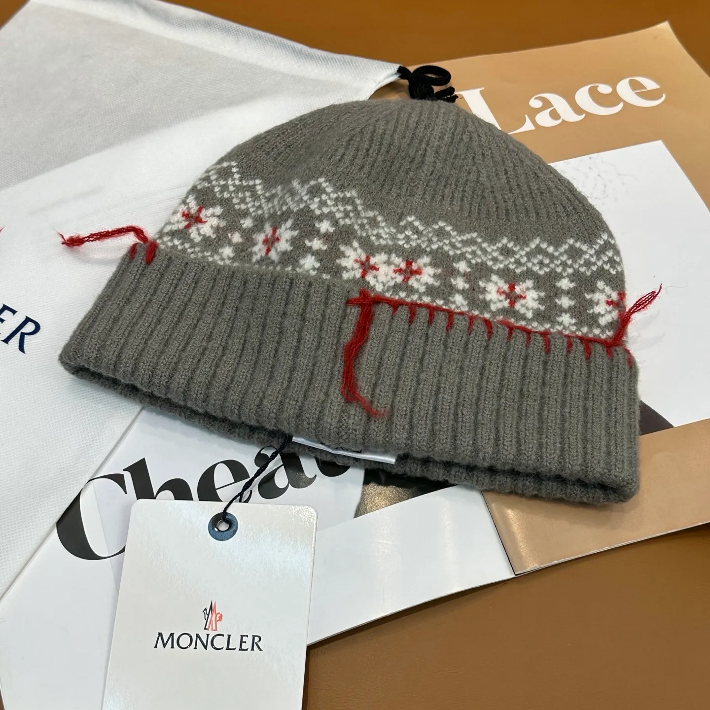 P70 MONCLER wool hat👍The quality is very soft and comfortable, warm and fashionable, simple and elegant, versatile!
