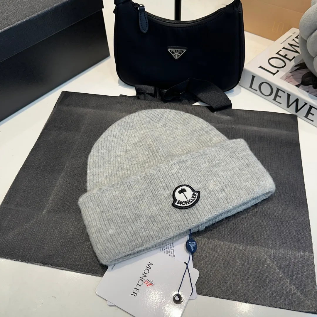 P70 MONCLER muffled knitted beanie, good quality, high-end and elegant, super popular 💖The texture is great, it’s great to match when out on the street! Fashion trends! A must-have item for winter, the same style for men and women, get it now!
