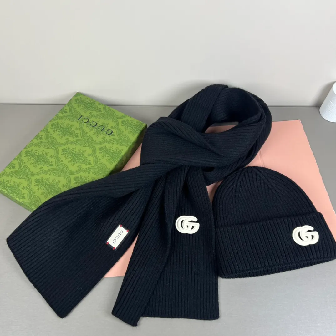 P150 GUCCI classic suit hat! Hat ➕Scarf! Cashmere and Rabbit Velvet Quality! It's warm and super comfortable~A great tool for young ladies to reduce their age in winter~This winter, all you need is a set of hats~It's warm and fashionable! Unisex model! Can be made as a couple model! Complete range of anti-counterfeiting labels and elevators! Many styles, welcome to choose!!
