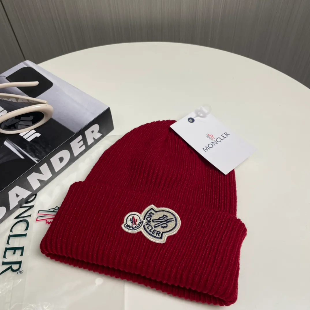 P56 comes with a dust bag for Moncler💥 Official website classic knitted hat, original replica. Very soft and skin-friendly, very elastic 💓 Textured and very versatile style ~ Warm cashmere woolen hat, one size fits all and elastic ~ Unisex, can be worn by any head size. Super quality, highly recommended