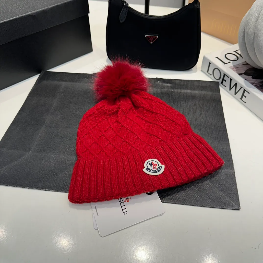 P80 Moncler👒high-end genuine exclusive style, hemp flower knitted hat, made of selected wool, skin-friendly and super soft‼ ️Paired with fox fur balls, it is very age-reducing‼ ️Complete trademark hangtags