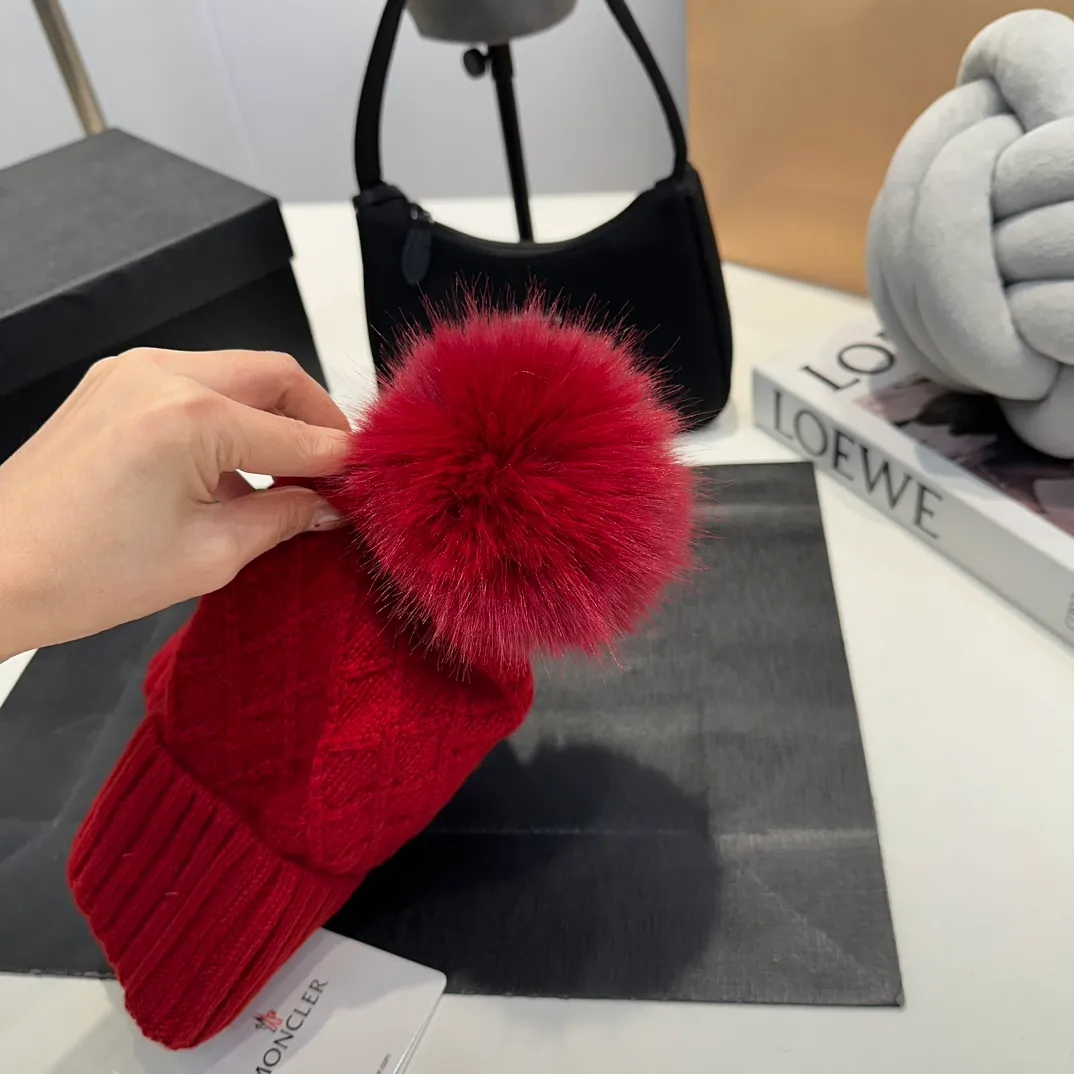 P80 Moncler👒high-end genuine exclusive style, hemp flower knitted hat, made of selected wool, skin-friendly and super soft‼ ️Paired with fox fur balls, it is very age-reducing‼ ️Complete trademark hangtags