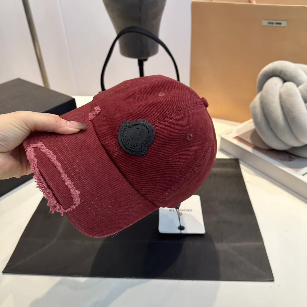 P60 MONCLER autumn and winter ripped baseball cap, suitable for young and fashionable people. It has a strong visual effect, good-looking and high-quality!