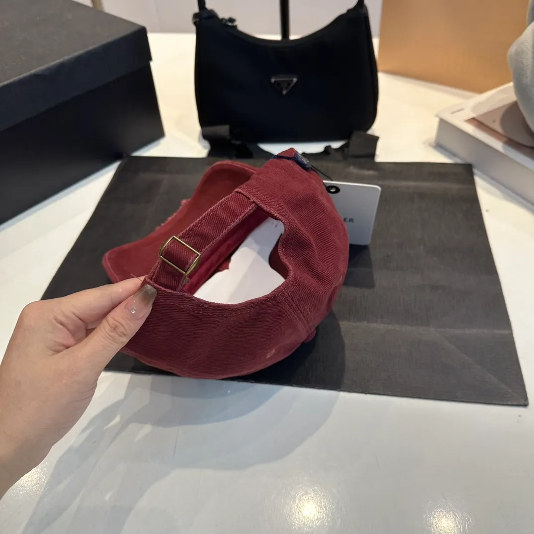 P60 MONCLER autumn and winter ripped baseball cap, suitable for young and fashionable people. It has a strong visual effect, good-looking and high-quality!