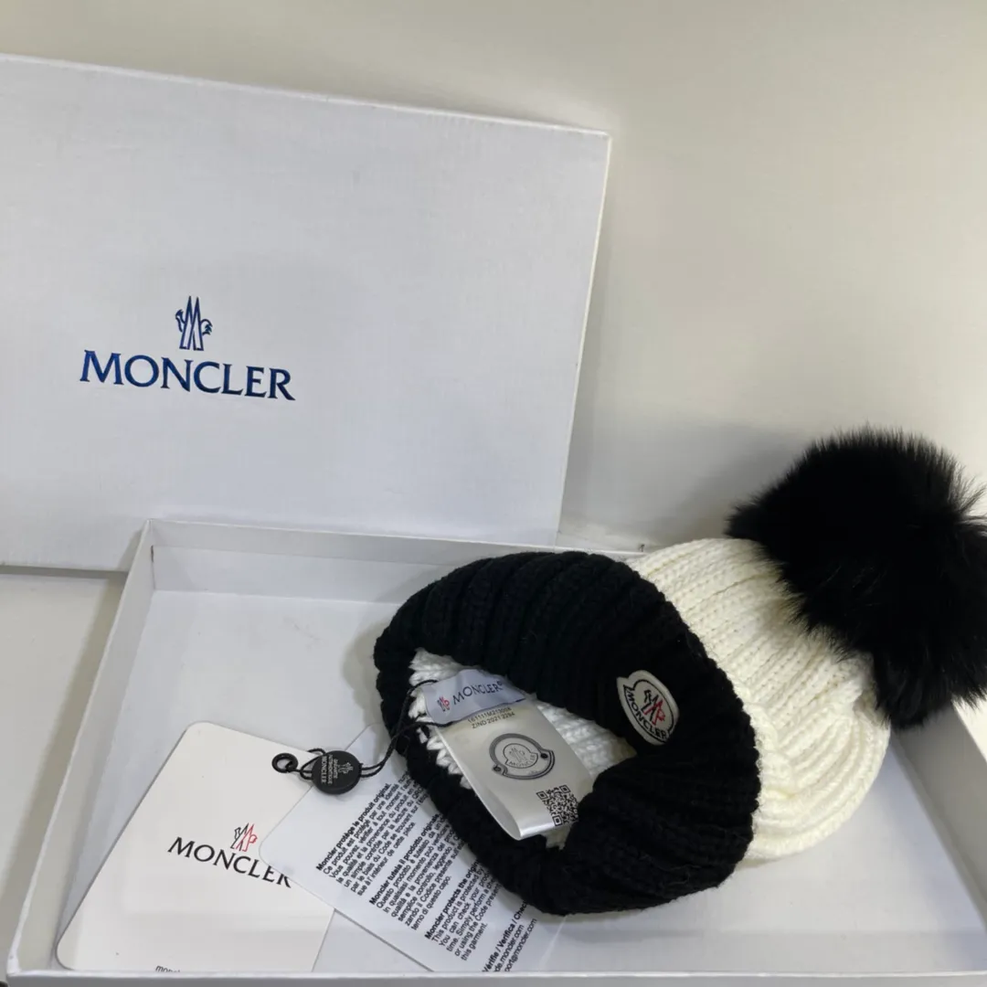 Moncler muzzle contrasting wool hat with fox fur ball, super beautiful and cute, full of fashion sense