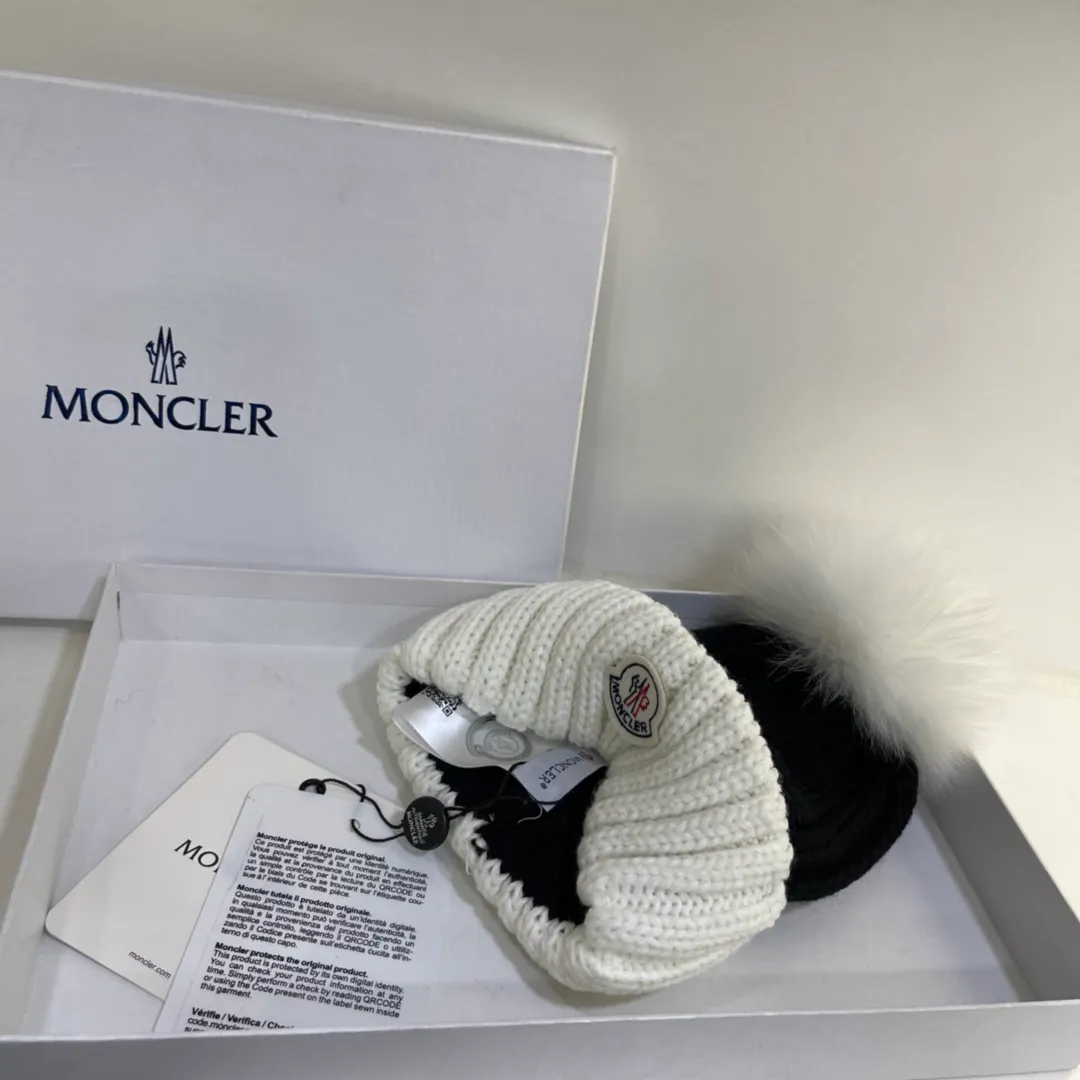 Moncler muzzle contrasting wool hat with fox fur ball, super beautiful and cute, full of fashion sense