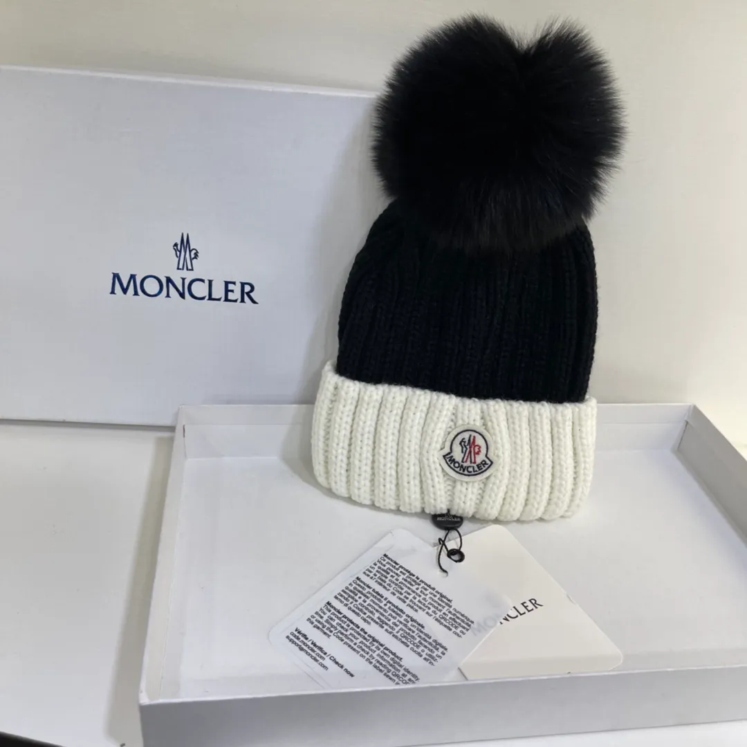 Moncler muzzle contrasting wool hat with fox fur ball, super beautiful and cute, full of fashion sense