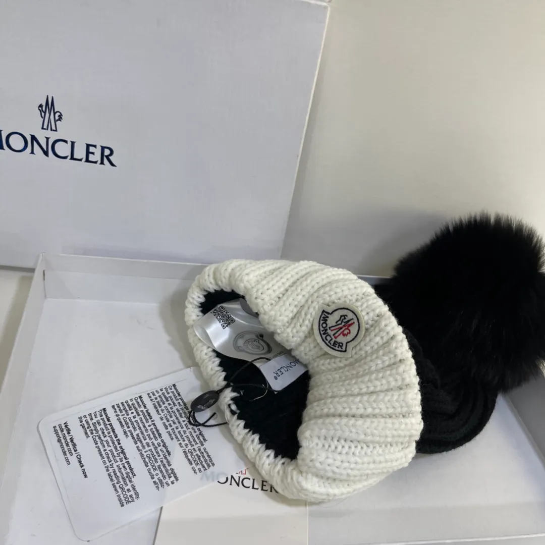 Moncler muzzle contrasting wool hat with fox fur ball, super beautiful and cute, full of fashion sense
