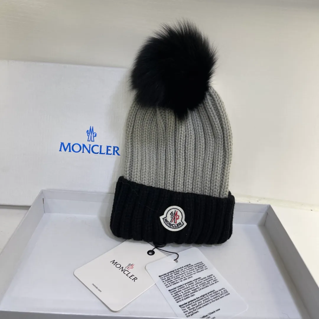 Moncler muzzle contrasting wool hat with fox fur ball, super beautiful and cute, full of fashion sense
