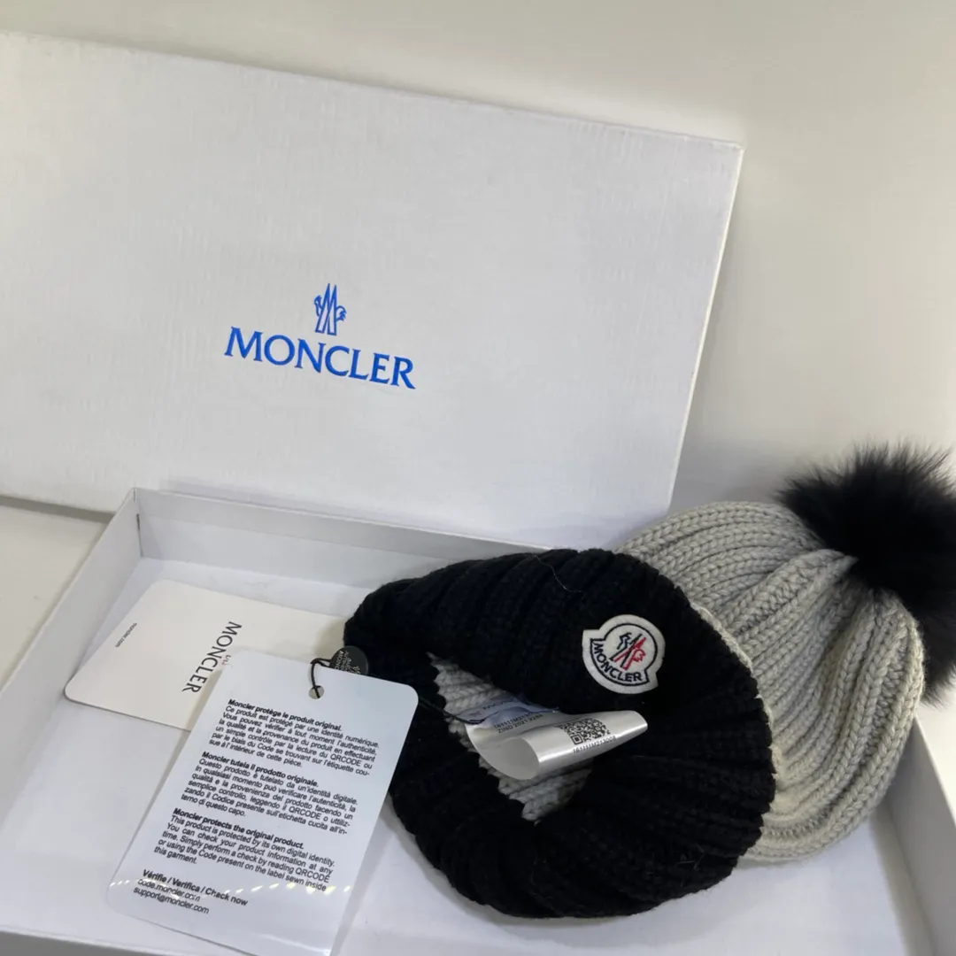 Moncler muzzle contrasting wool hat with fox fur ball, super beautiful and cute, full of fashion sense