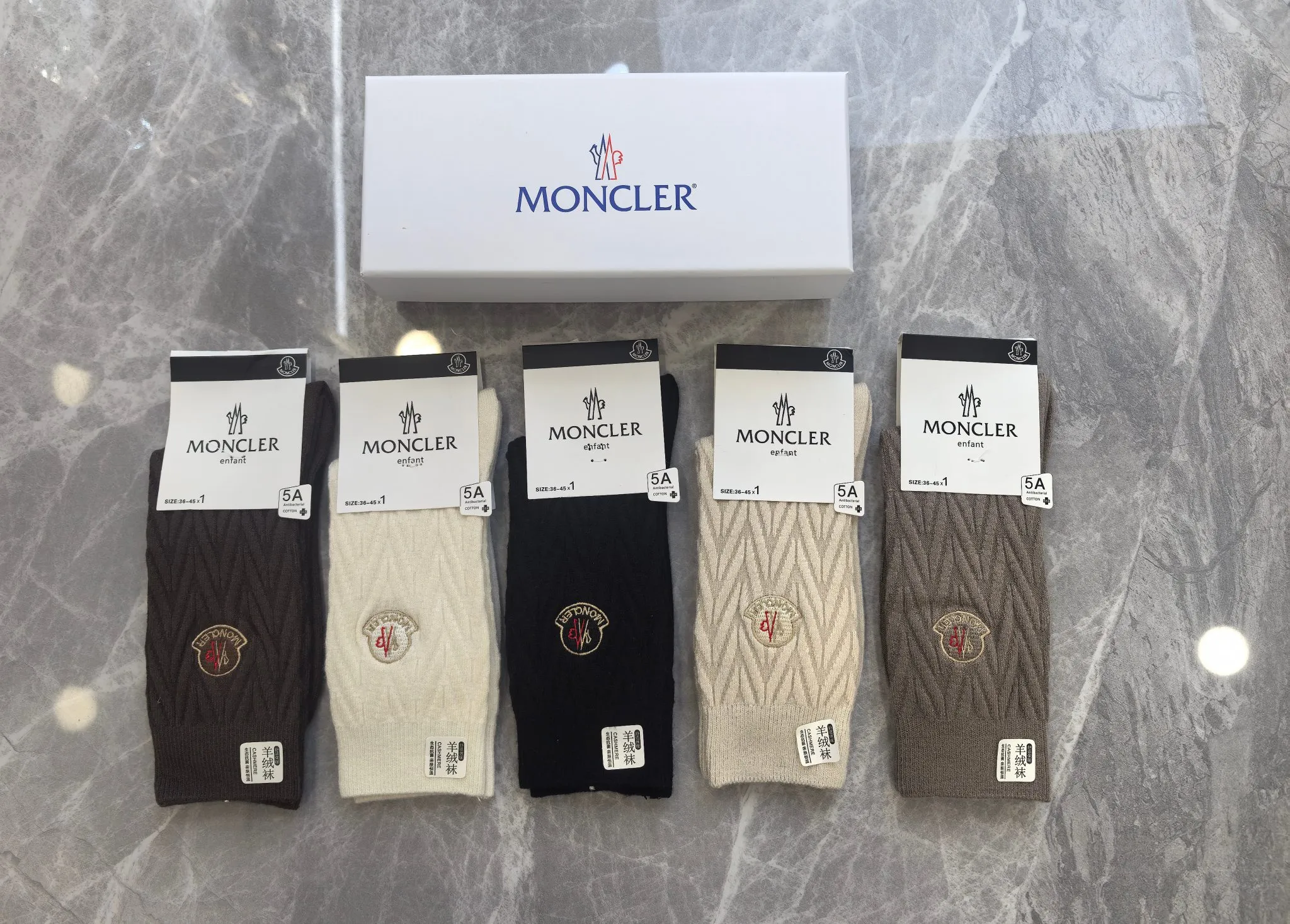 Special P100💛 Comes with counter packaging MONCLER’s latest cashmere embroidered mid-length pile socks! Five pairs in a box, synchronized tube socks at the counter, 💛 big brands are out, a must-have for fashionistas 🔥 super easy to match