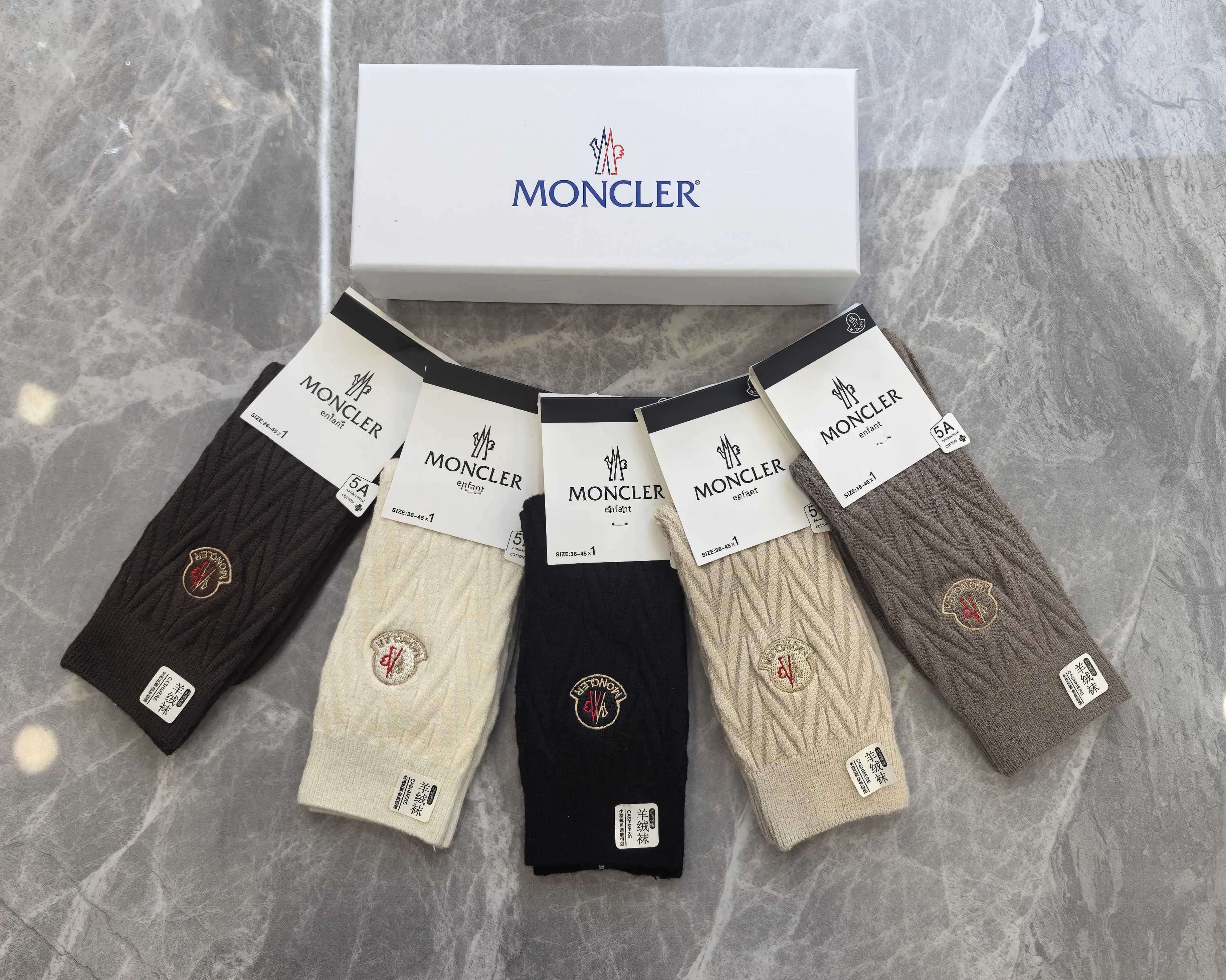 Special P100💛 Comes with counter packaging MONCLER’s latest cashmere embroidered mid-length pile socks! Five pairs in a box, synchronized tube socks at the counter, 💛 big brands are out, a must-have for fashionistas 🔥 super easy to match