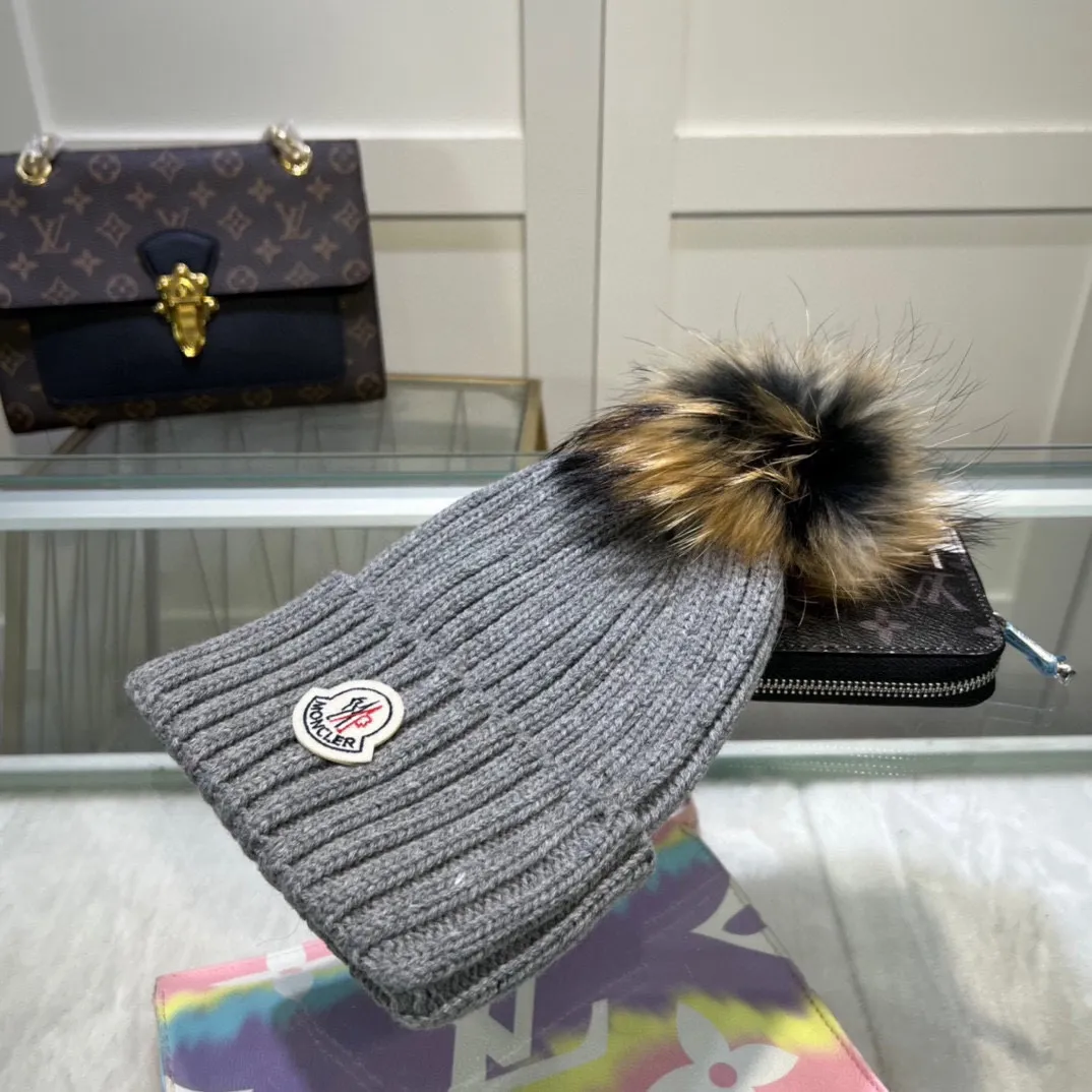 P70 comes with dust-proof bag. Mouth-mounted MONCLER 〈Suitable for adults, children, children and teenagers, great elasticity,〉 Comes with wool ball knitting! The latest wool knitted hat from the official website, a replica of the original one from the official website. Very soft and skin-friendly, with good elasticity! Textured and very versatile style~ Warm woolen hat, one size fits all and elastic~ Unisex, can be worn by any head size. Really recommended