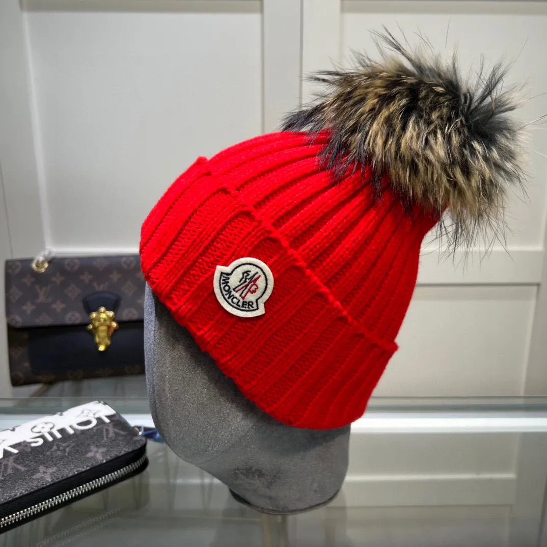 P70 comes with dust-proof bag. Mouth-mounted MONCLER 〈Suitable for adults, children, children and teenagers, great elasticity,〉 Comes with wool ball knitting! The latest wool knitted hat from the official website, a replica of the original one from the official website. Very soft and skin-friendly, with good elasticity! Textured and very versatile style~ Warm woolen hat, one size fits all and elastic~ Unisex, can be worn by any head size. Really recommended