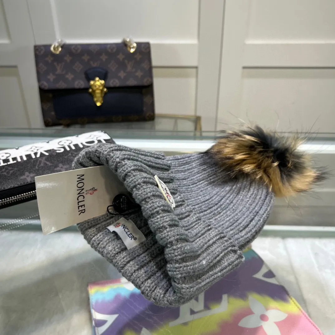 P70 comes with dust-proof bag. Mouth-mounted MONCLER 〈Suitable for adults, children, children and teenagers, great elasticity,〉 Comes with wool ball knitting! The latest wool knitted hat from the official website, a replica of the original one from the official website. Very soft and skin-friendly, with good elasticity! Textured and very versatile style~ Warm woolen hat, one size fits all and elastic~ Unisex, can be worn by any head size. Really recommended