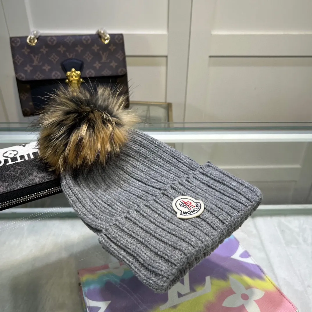 P70 comes with dust-proof bag. Mouth-mounted MONCLER 〈Suitable for adults, children, children and teenagers, great elasticity,〉 Comes with wool ball knitting! The latest wool knitted hat from the official website, a replica of the original one from the official website. Very soft and skin-friendly, with good elasticity! Textured and very versatile style~ Warm woolen hat, one size fits all and elastic~ Unisex, can be worn by any head size. Really recommended