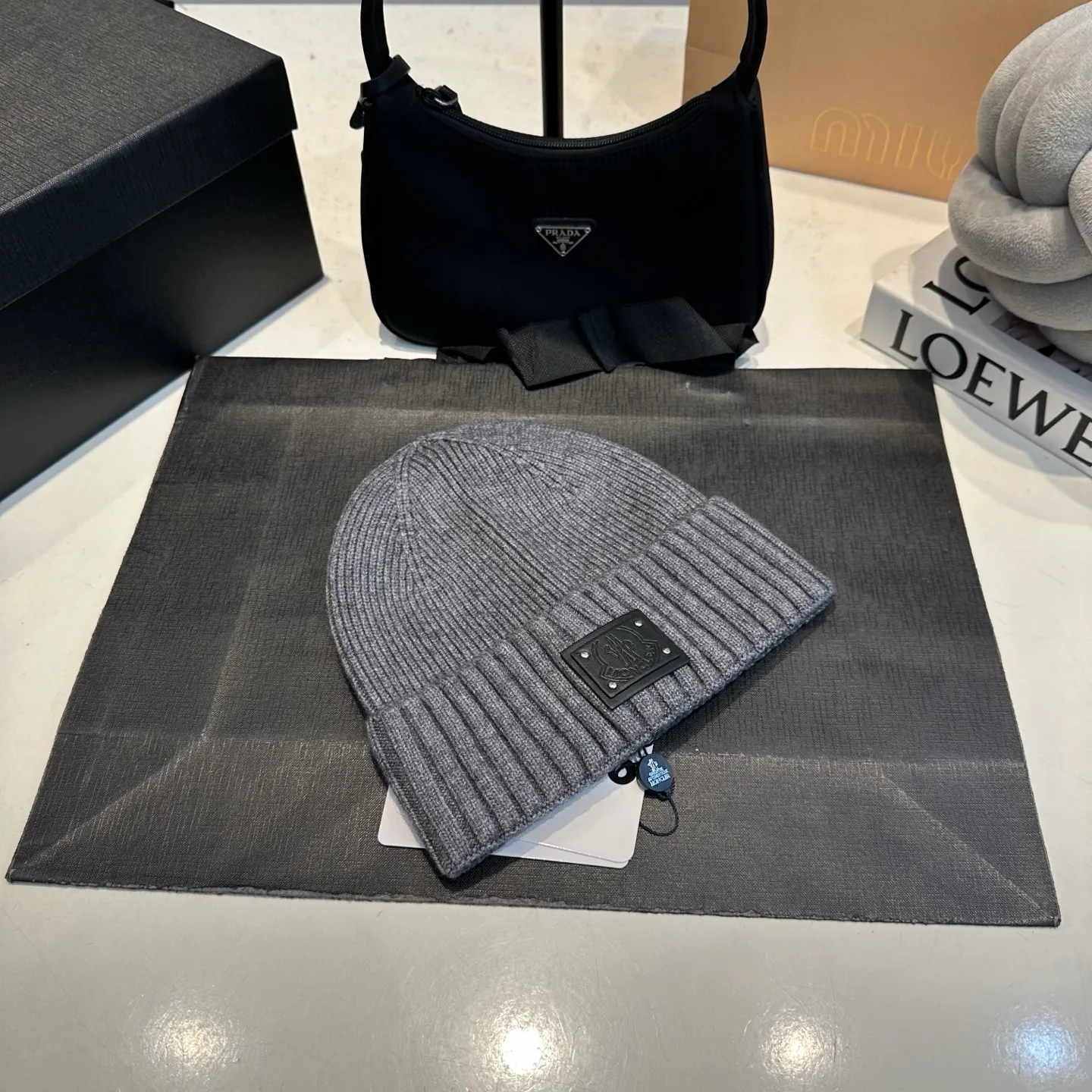 P50 Moncler warm woolen hat, sweet and cool style! Reduce your age and make your face look smaller. I’d like to share it with everyone. Every color matches well and the breasts are milky.