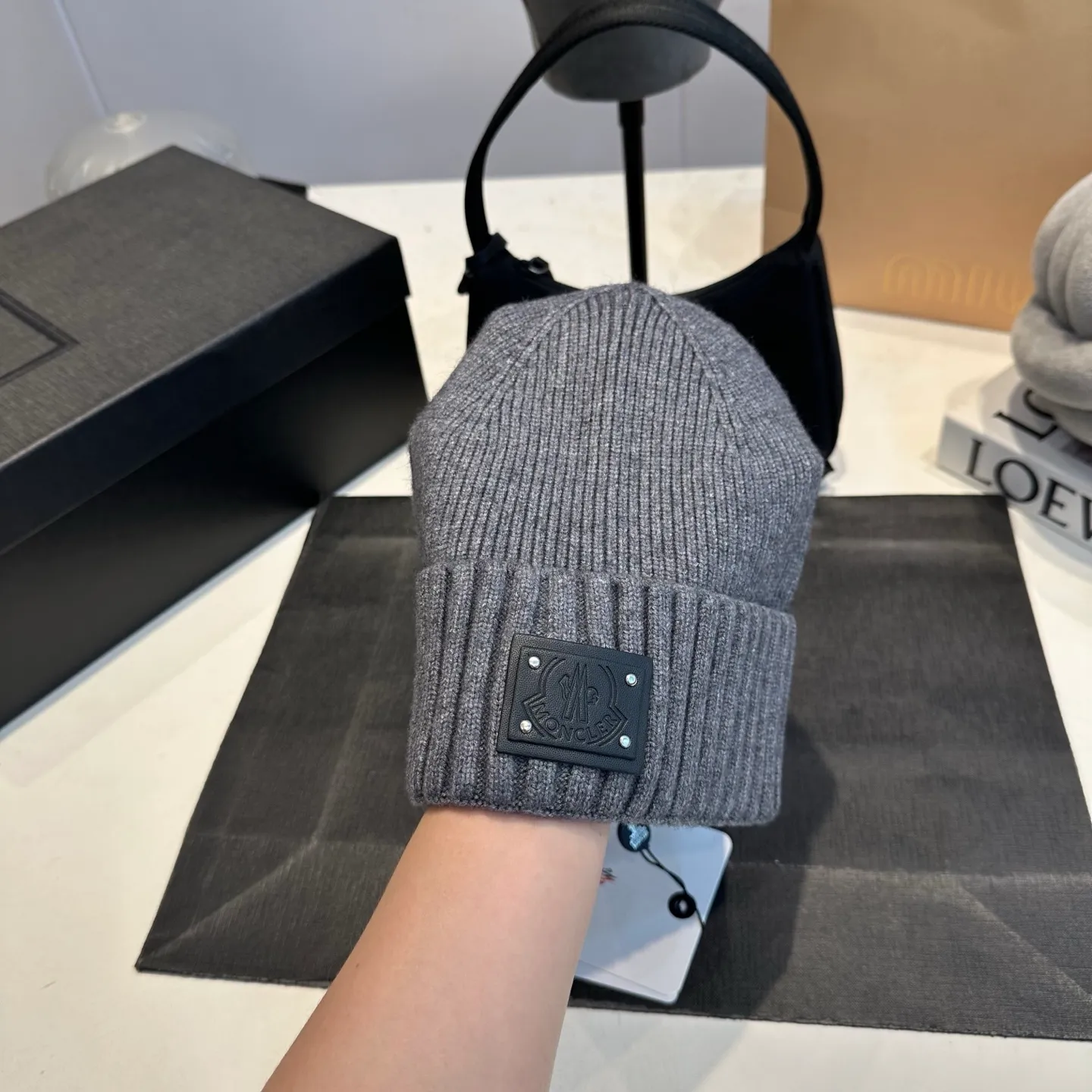 P50 Moncler warm woolen hat, sweet and cool style! Reduce your age and make your face look smaller. I’d like to share it with everyone. Every color matches well and the breasts are milky.