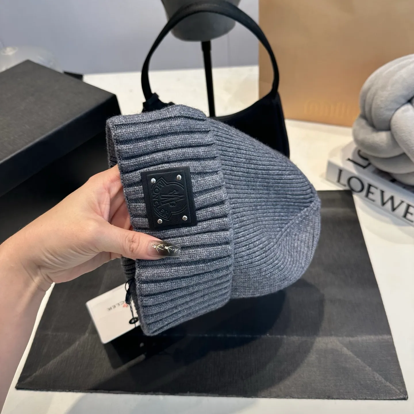 P50 Moncler warm woolen hat, sweet and cool style! Reduce your age and make your face look smaller. I’d like to share it with everyone. Every color matches well and the breasts are milky.