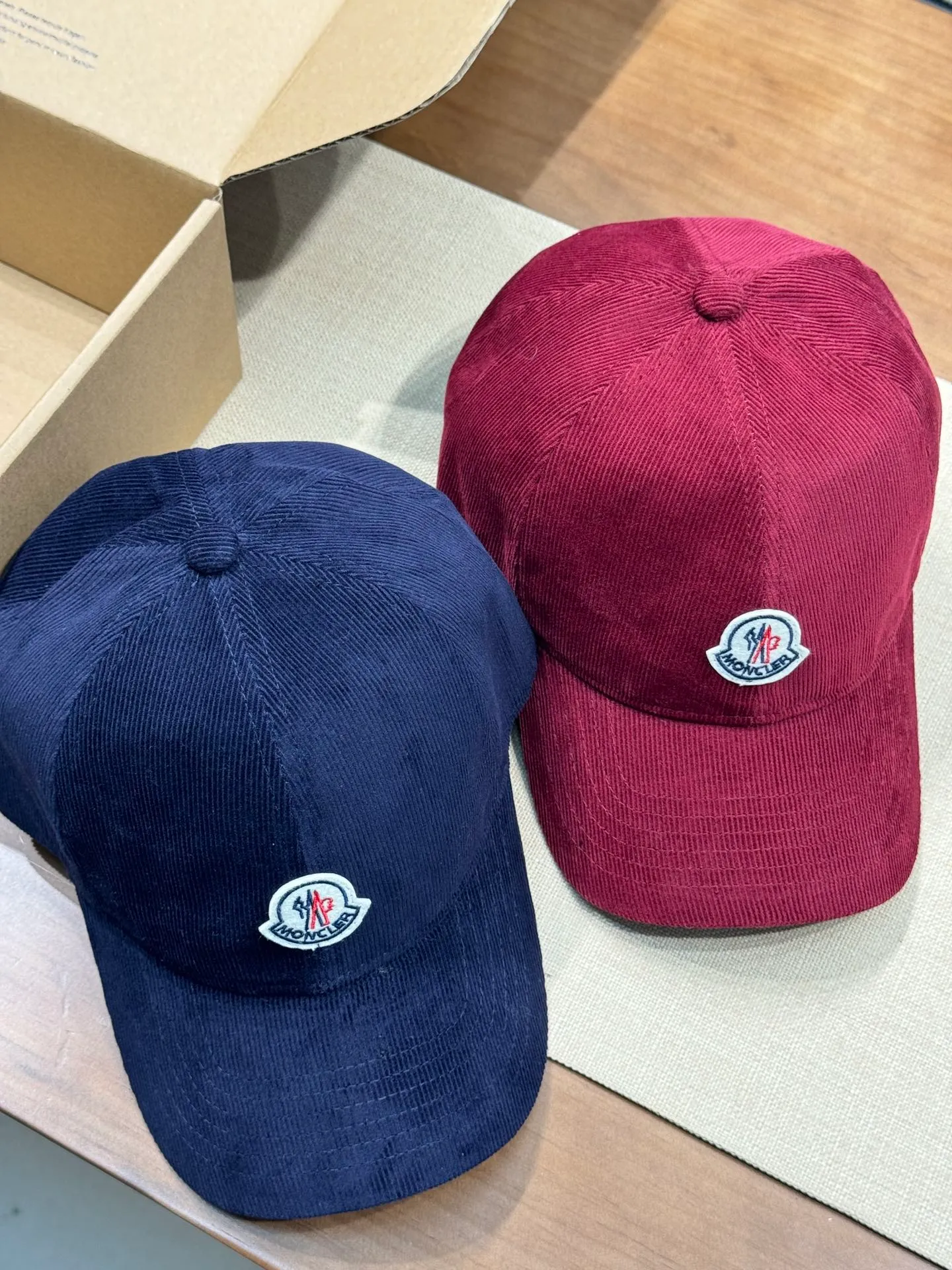 Moncler's new autumn and winter corduroy baseball cap, full of texture. This year's corduroy hat is really yyds ~