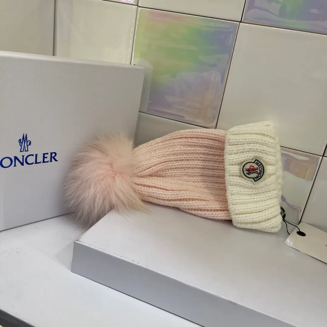 MONCLER Contrast Color Beanie with Mouth Mouth and Fox Fur Ball, Super Cute. Each color is beautifully spliced ​​together❤️