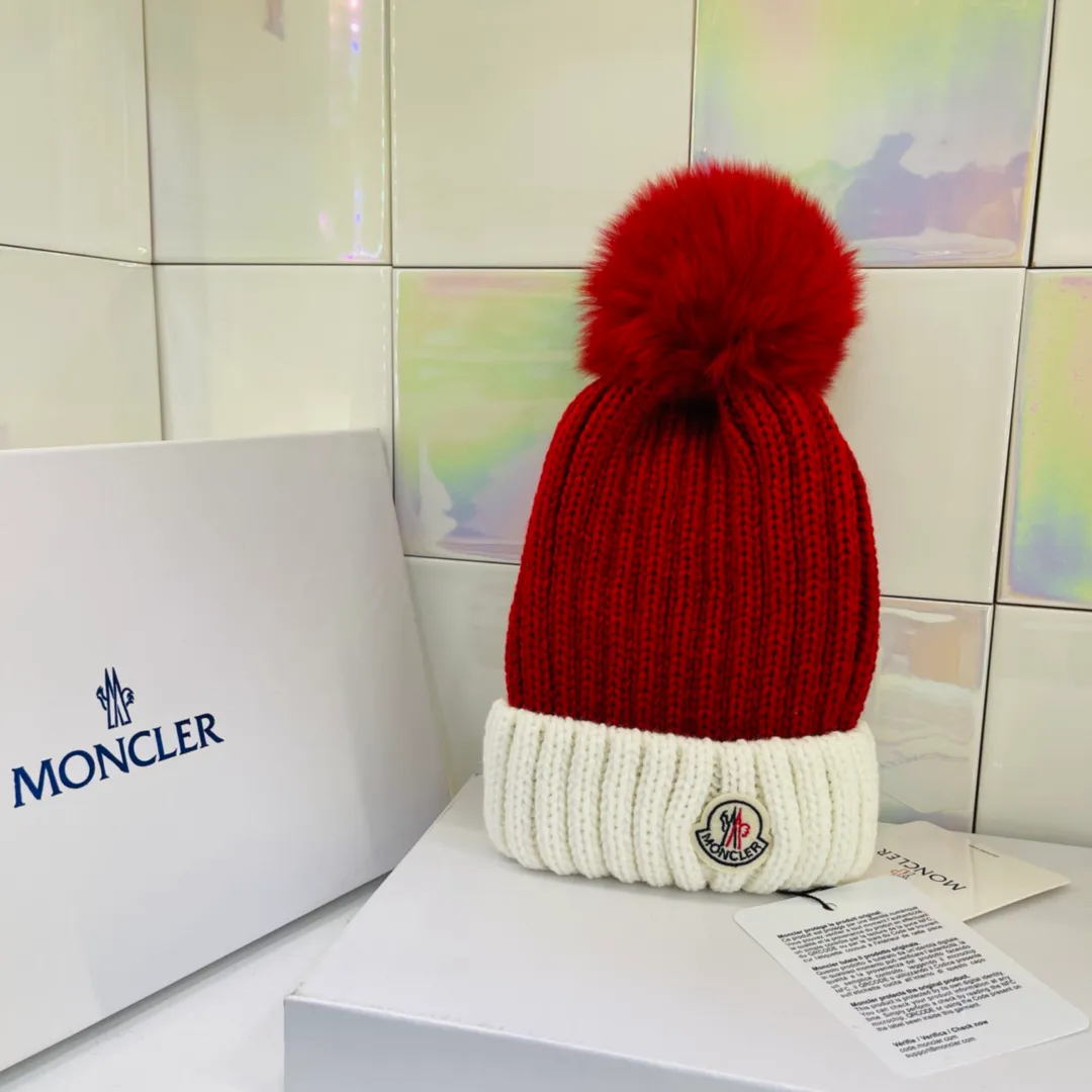 MONCLER Contrast Color Beanie with Mouth Mouth and Fox Fur Ball, Super Cute. Each color is beautifully spliced ​​together❤️