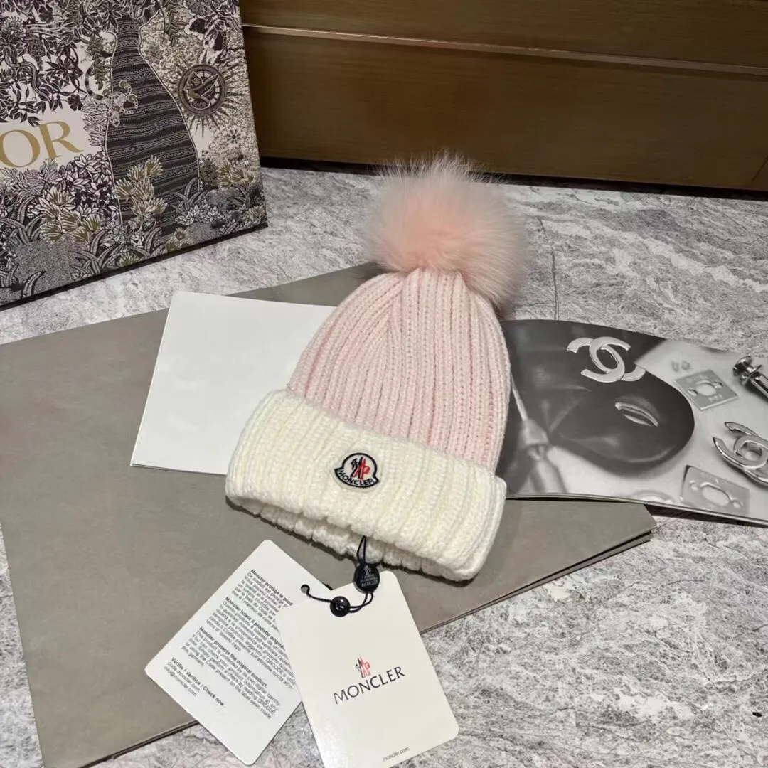 Special batch of 90 Moncler muffled color-blocked knitted hats, paired with fox fur balls, high-end yet cute, looks great with sweater jackets in autumn and winter❤️
